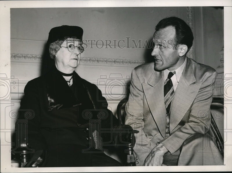 Load image into Gallery viewer, 1940 Press Photo DC Mrs Walter O Selby&amp; John Honeycomb at Dies committee
