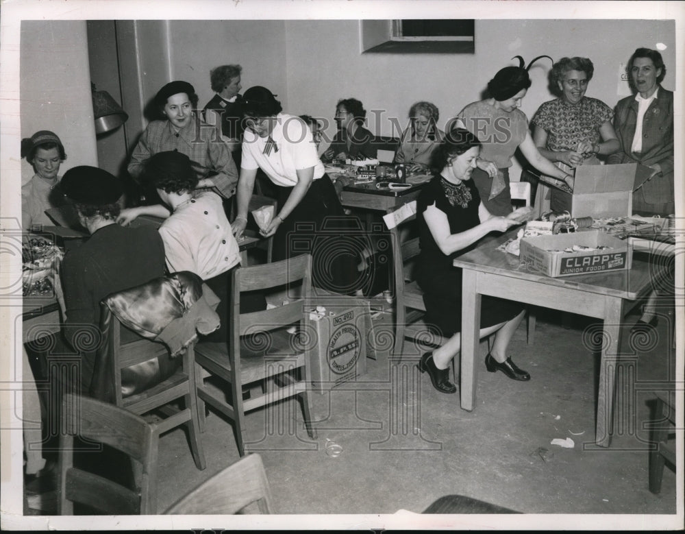 1951 Press Photo Cleveland Council of churchwomen, Xmas gifts for hospital