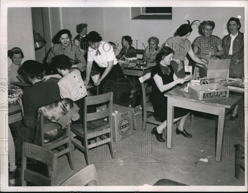 Load image into Gallery viewer, 1951 Press Photo Cleveland Council of churchwomen, Xmas gifts for hospital
