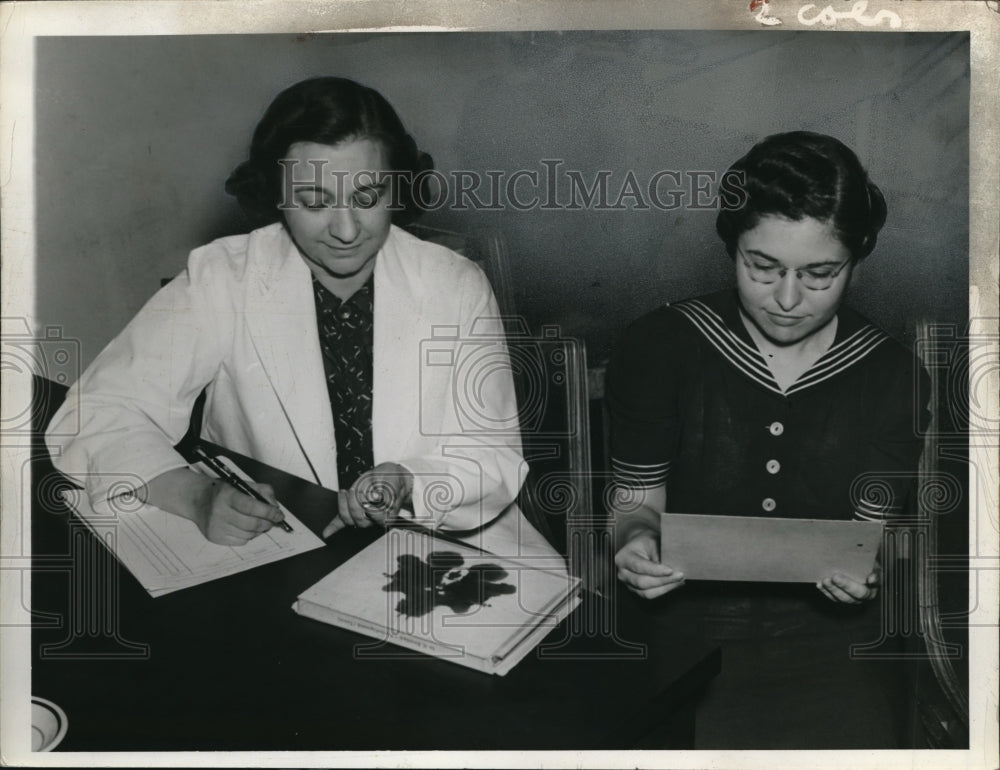 1944 Press Photo Dr. Hertz with her assistant, Baker