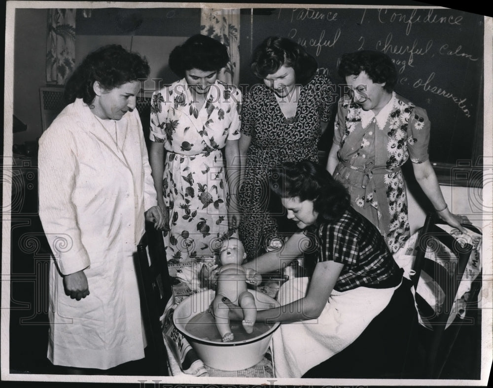 1946 Press Photo Ms. Wilking teaches Komolosky and Heinnisck how to bathe a baby