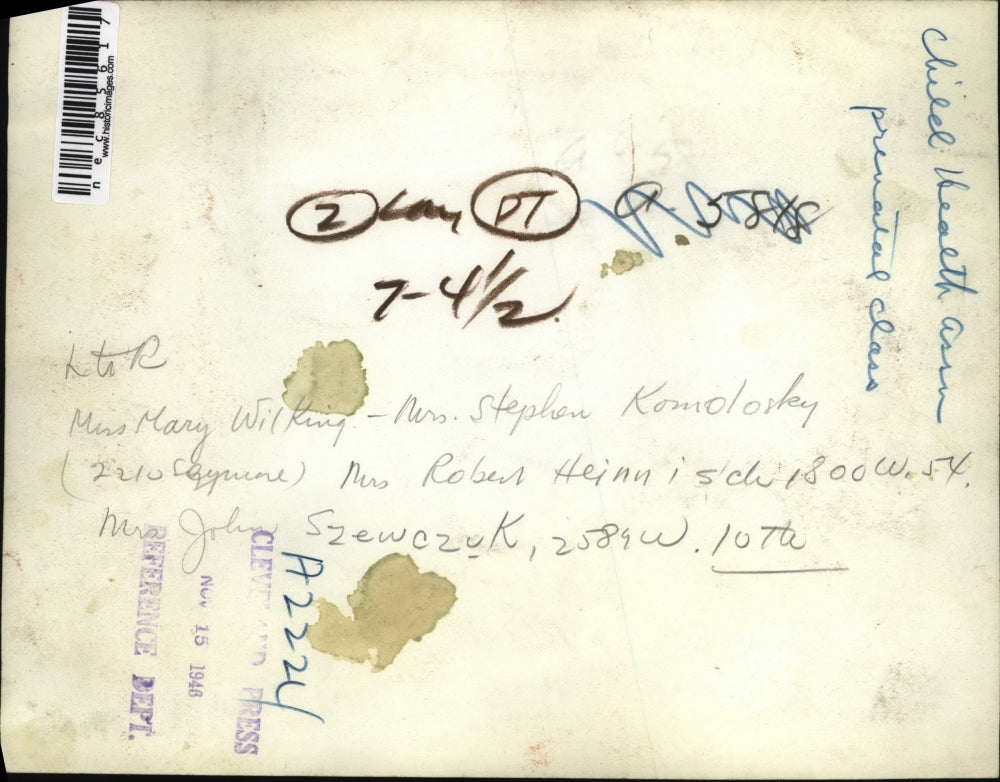 1946 Press Photo Ms. Wilking teaches Komolosky and Heinnisck how to bathe a baby