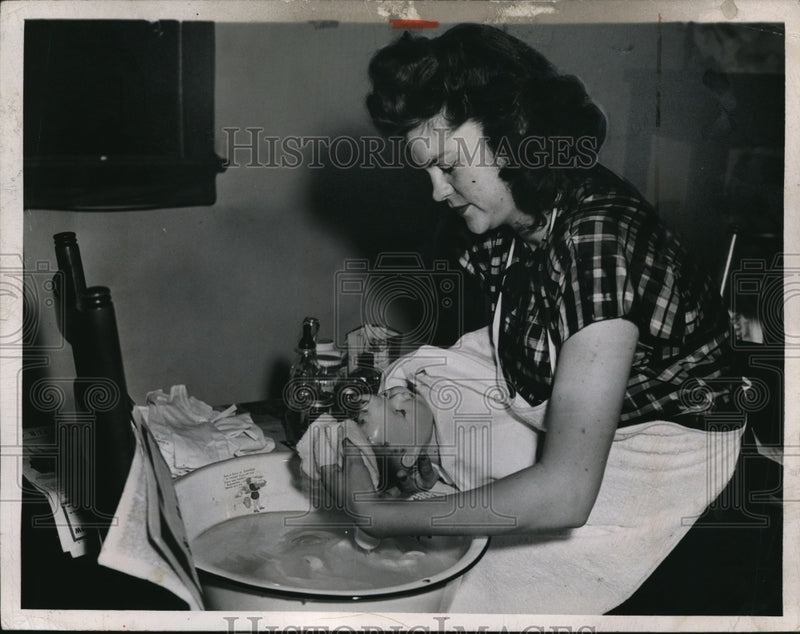 Load image into Gallery viewer, 1946 Press Photo Mrs Cristine practices what she learned in child health class
