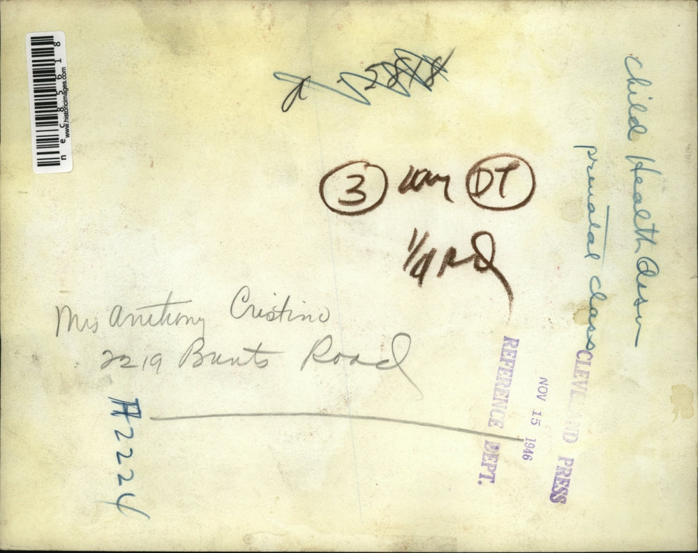 1946 Press Photo Mrs Cristine practices what she learned in child health class