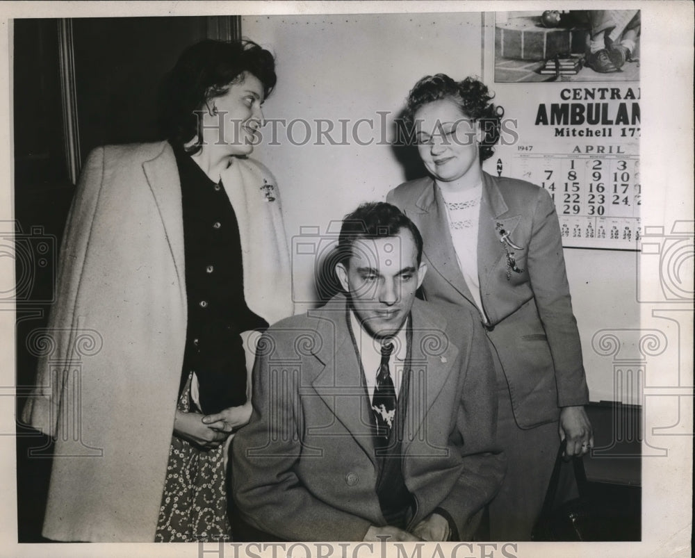 1947 Press Photo Milwaukee Wis Francis Schiszewski & wives at jail