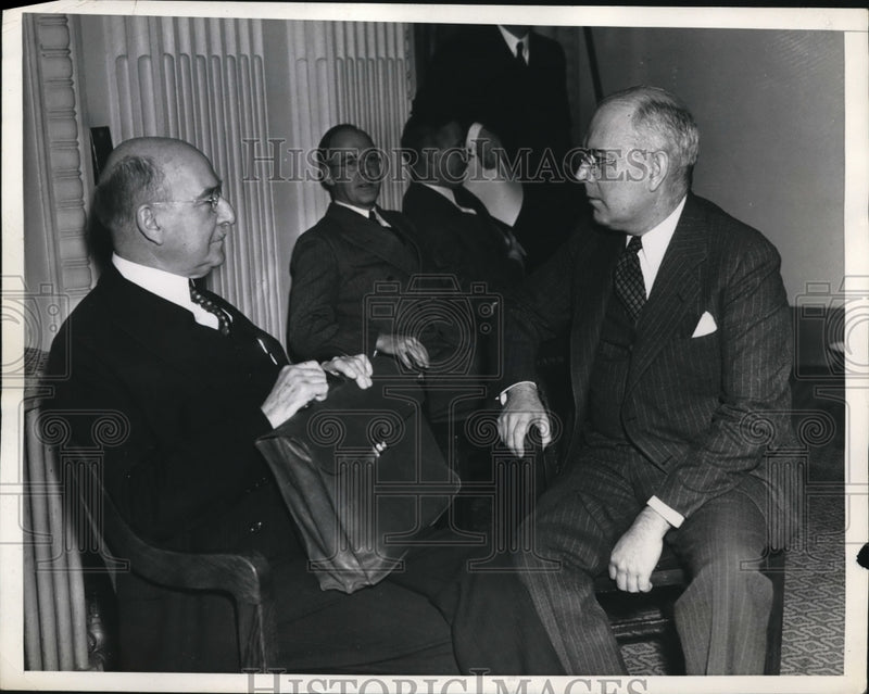 Load image into Gallery viewer, 1937 Press Photo Pierre DuPont &amp; Atty James J Ives
