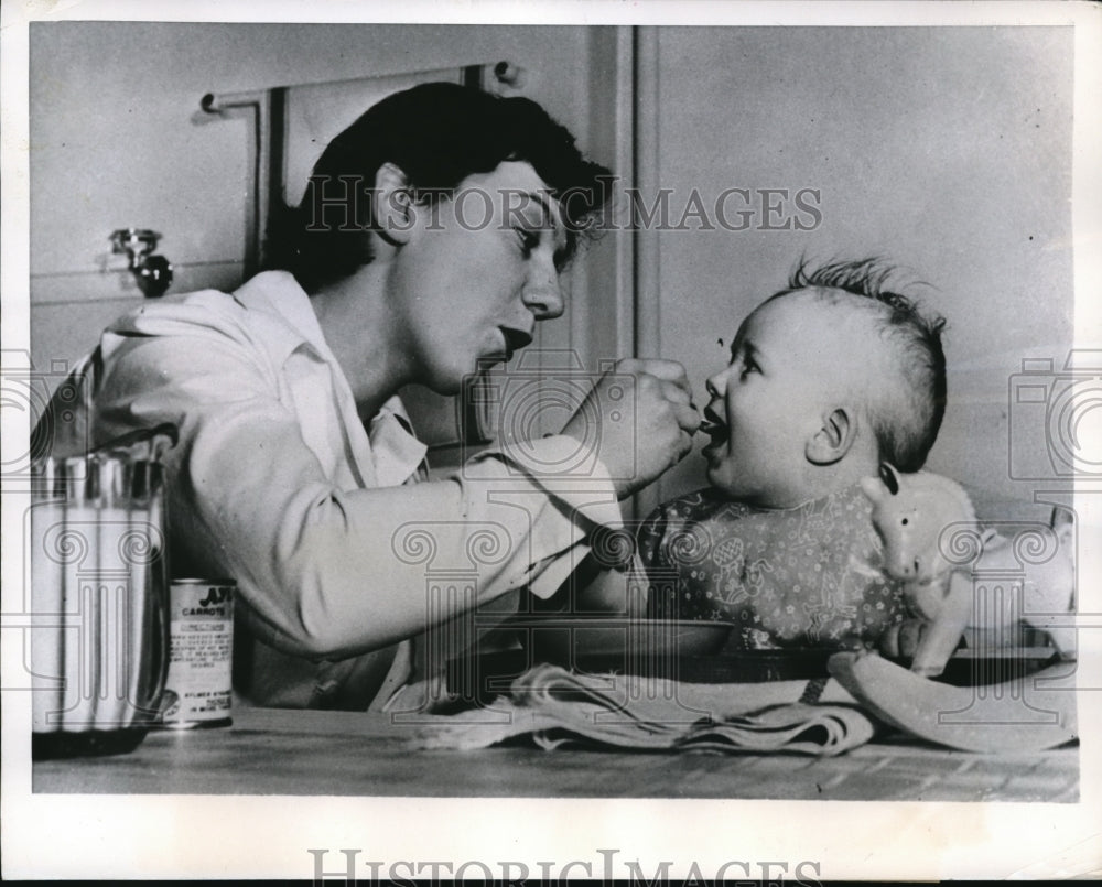 1956 Press Photo St Jacques de Lacjigan Quebec housekeeping school baby feeding