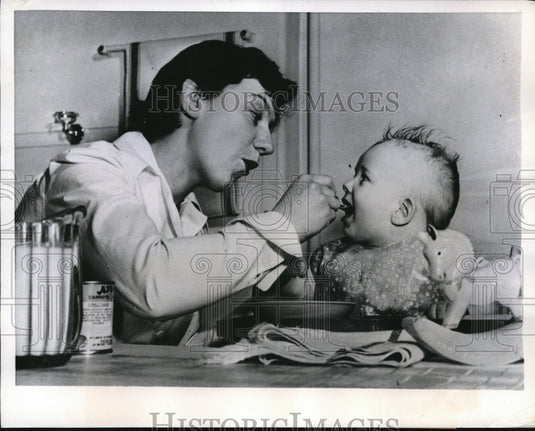 1956 Press Photo St Jacques de Lacjigan Quebec housekeeping school baby feeding