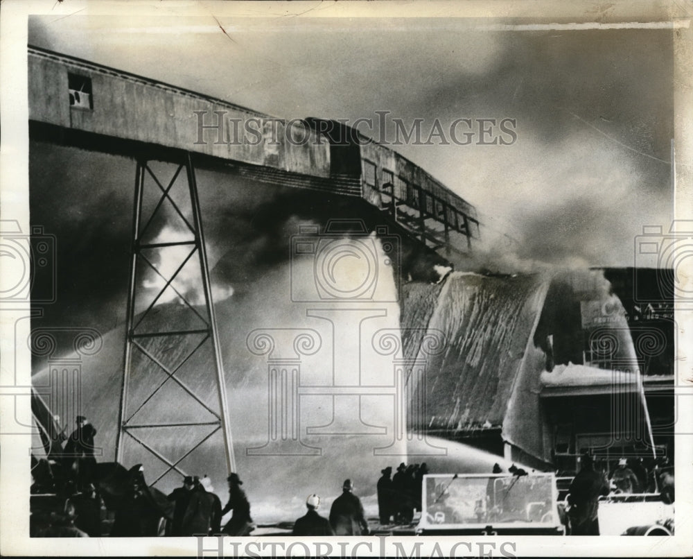 1943 Press Photo Montreal Canada firemen battle blaze at fertilizer plant