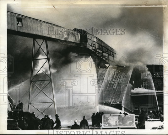 1943 Press Photo Montreal Canada firemen battle blaze at fertilizer plant