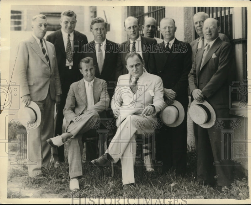 Load image into Gallery viewer, 1933 Press Photo Hary Sydney,Mayor Frank Katzentine,W.M. Hartenbach court
