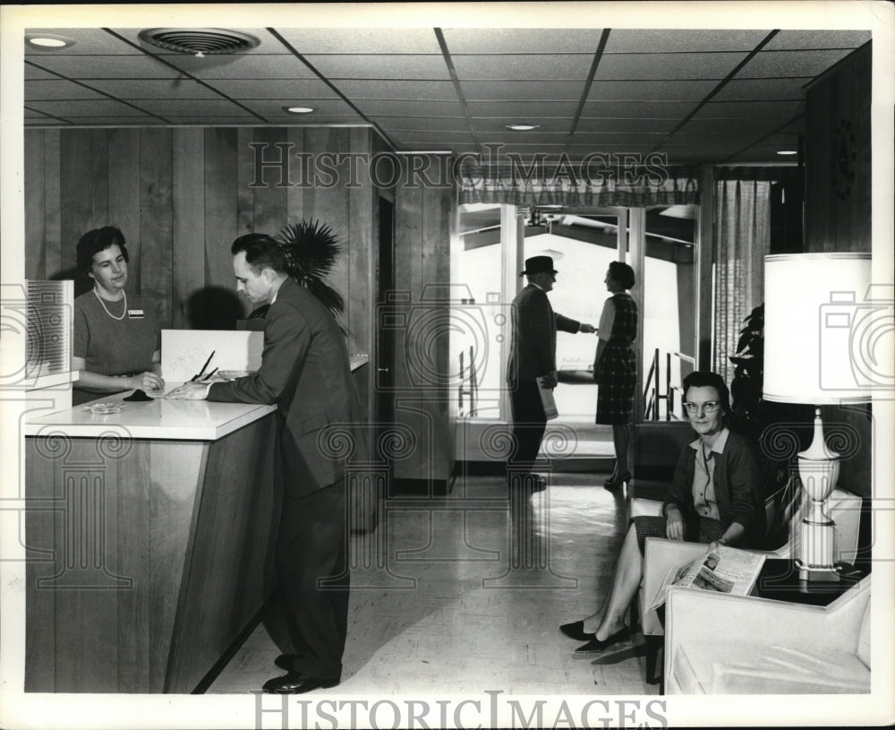 1964 Press Photo Checking In Motel Lobby