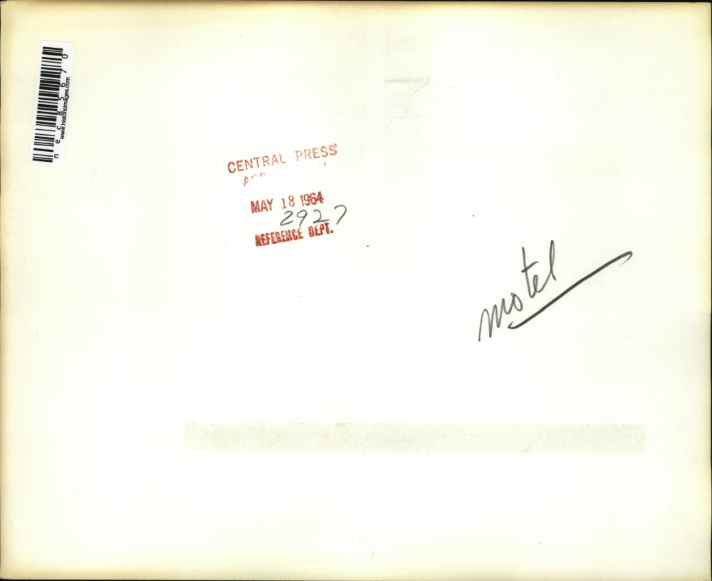 1964 Press Photo Checking In Motel Lobby