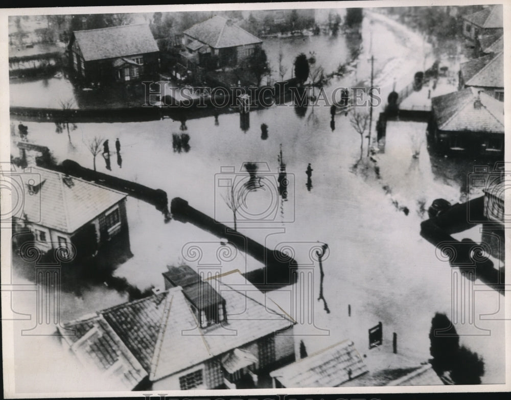 1947 Press Photo Air view of Oxbridge Middlesex England floodwaters in town