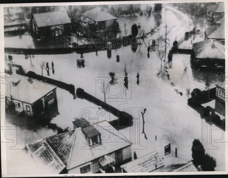 Load image into Gallery viewer, 1947 Press Photo Air view of Oxbridge Middlesex England floodwaters in town
