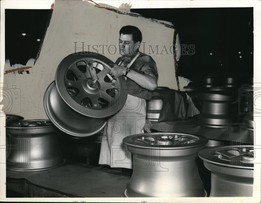 1989 Press Photo Goodyear Inspector of Akron Ohio Roy Vogel- Historic Images