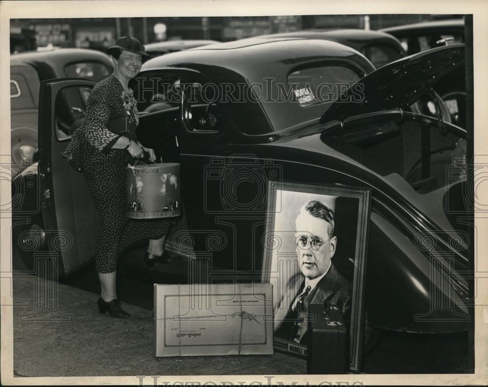 1930 Press Photo Mrs Lyman Benton of Eldorado Kansas getting in her car