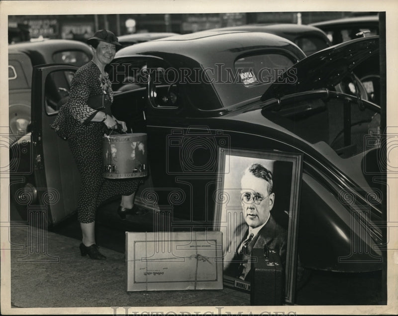 Load image into Gallery viewer, 1930 Press Photo Mrs Lyman Benton of Eldorado Kansas getting in her car
