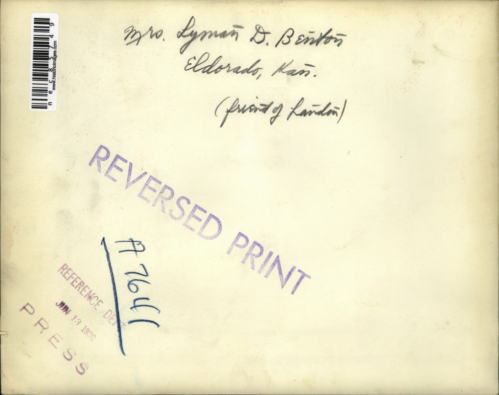 1930 Press Photo Mrs Lyman Benton of Eldorado Kansas getting in her car