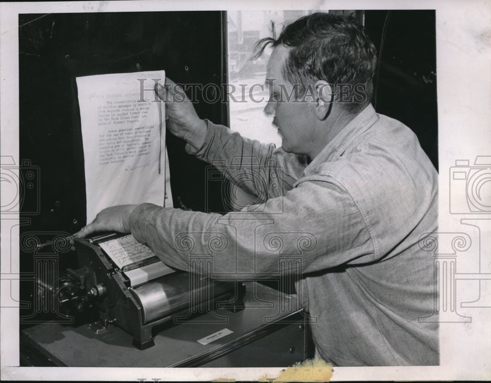 1944 Press Photo William Allen Train Conductor receiving a message- Historic Images