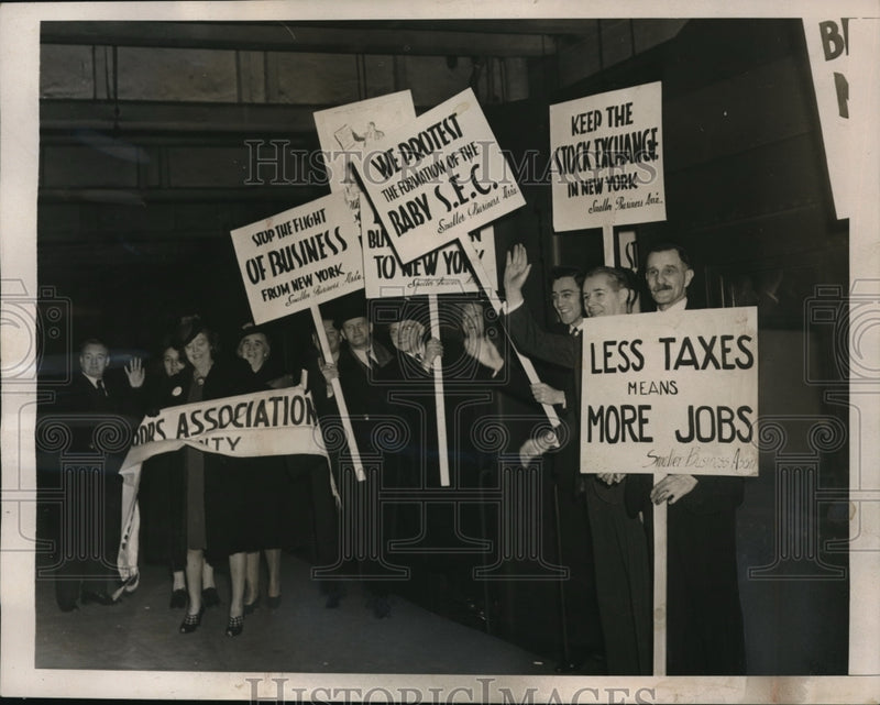 Load image into Gallery viewer, 1940 Press Photo Taxpayers to Albany for New York State Budget Hearing

