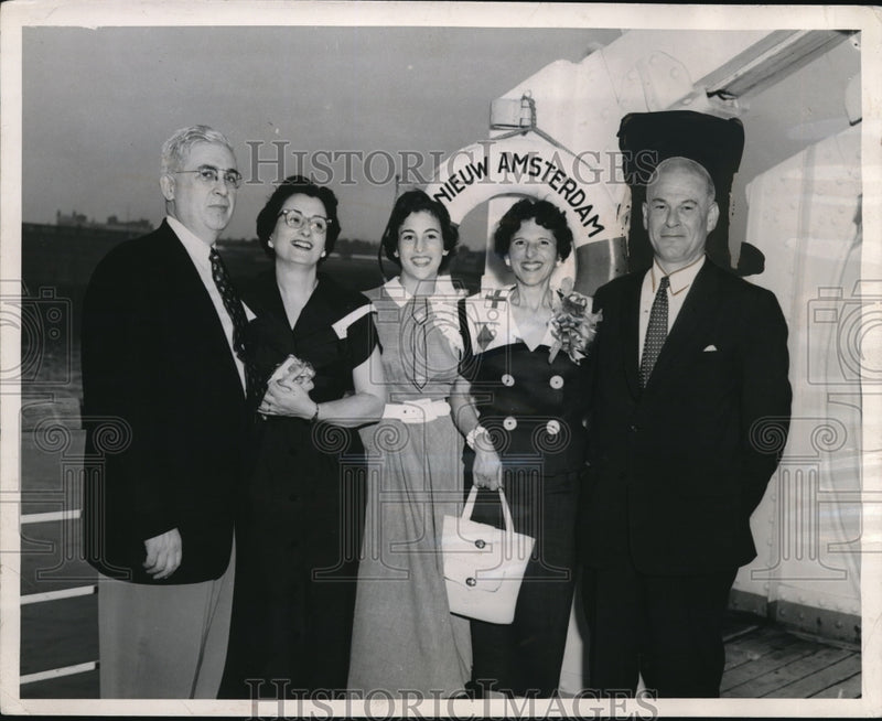 Load image into Gallery viewer, 1955 Press Photo Shakers Heights, Ohio, Ocean Voyagers Sail on European Tour
