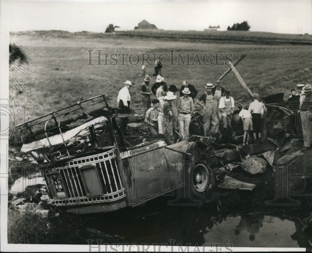 1939 Press Photo Dyersville Iowa wreckage of a bus crash
