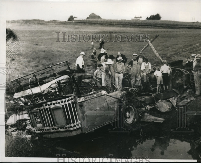 Load image into Gallery viewer, 1939 Press Photo Dyersville Iowa wreckage of a bus crash
