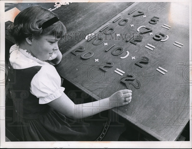 Load image into Gallery viewer, 1960 Press Photo Candace Westwater at Taft school in Cleveland Ohio
