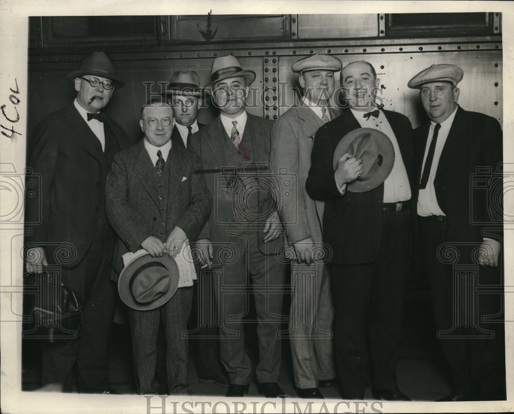 Press Photo Seven Fight Fans wait for the fight to begin