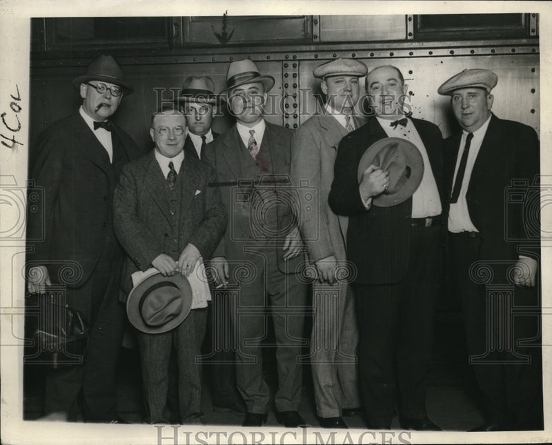 Load image into Gallery viewer, Press Photo Seven Fight Fans wait for the fight to begin

