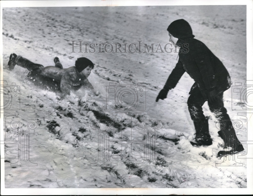 1962 Press Photo Larry Duffy & Herbert Carrigan sledding in Cleveland