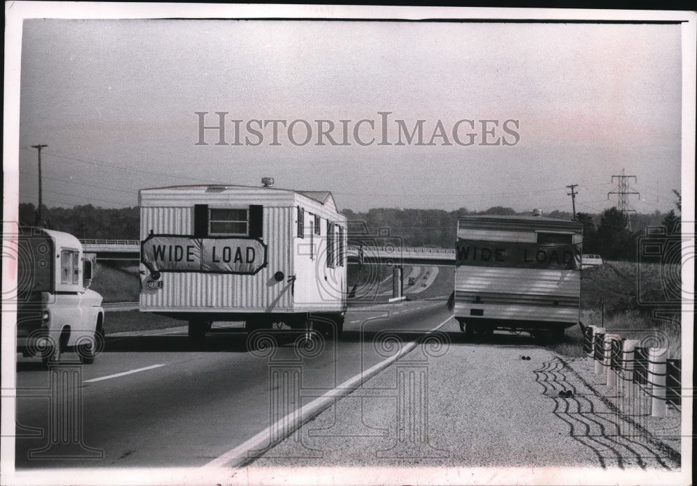 1964 Press Photo Near collision on Ohio Turnpike