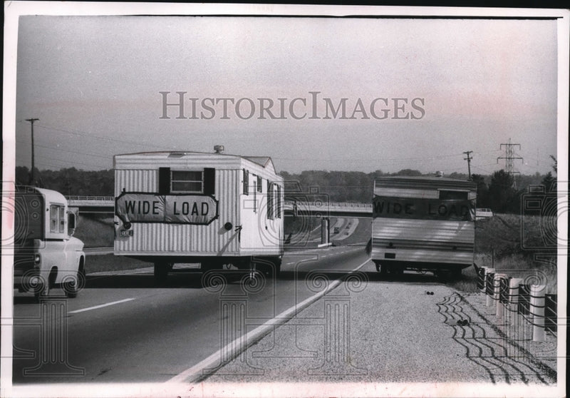 Load image into Gallery viewer, 1964 Press Photo Near collision on Ohio Turnpike
