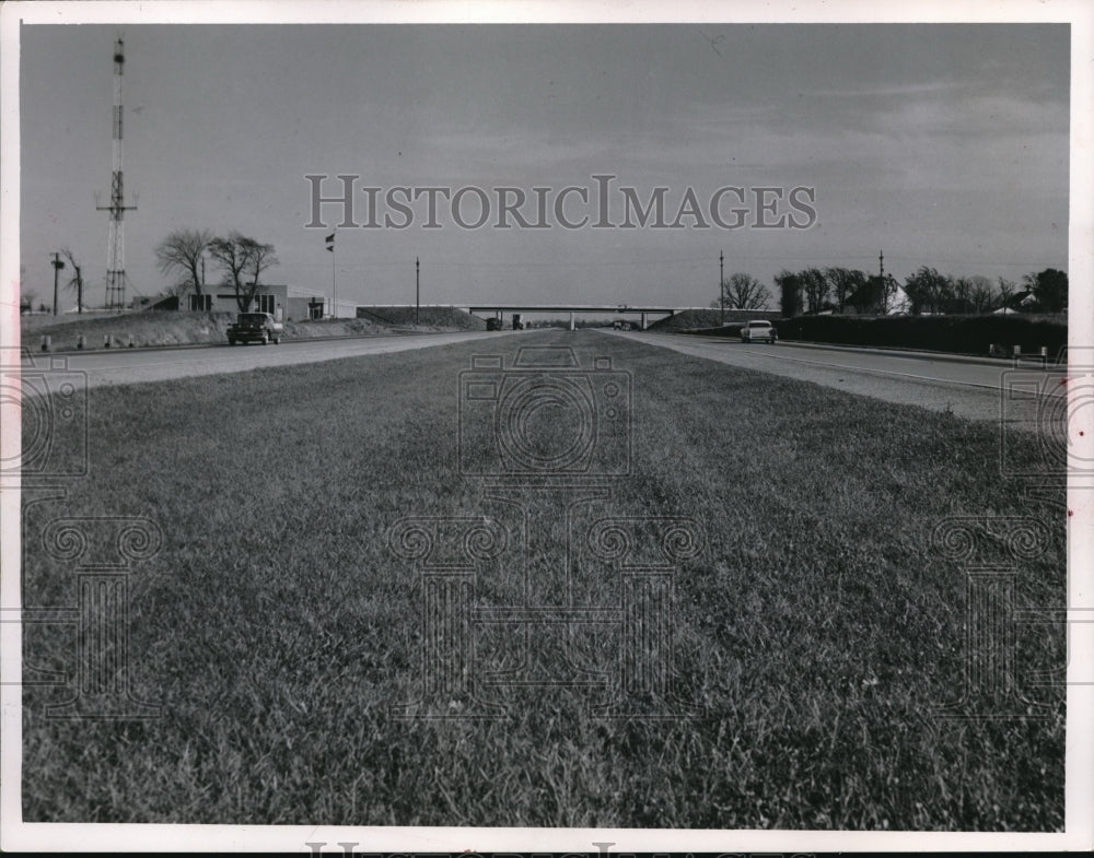 1958 Press Photo Automobiles on Ohio Turnpike near Toledo