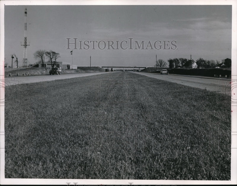 Load image into Gallery viewer, 1958 Press Photo Automobiles on Ohio Turnpike near Toledo
