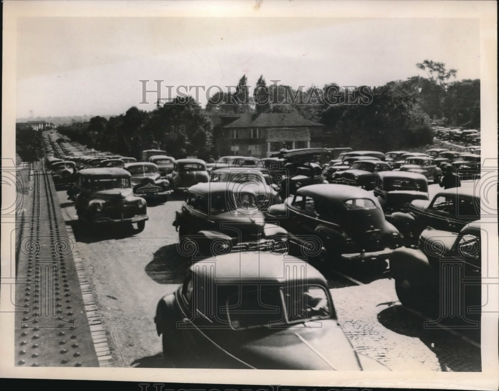 1949 Press Photo Quincy, Mass Shore Drive heavy traffic during bus strike- Historic Images