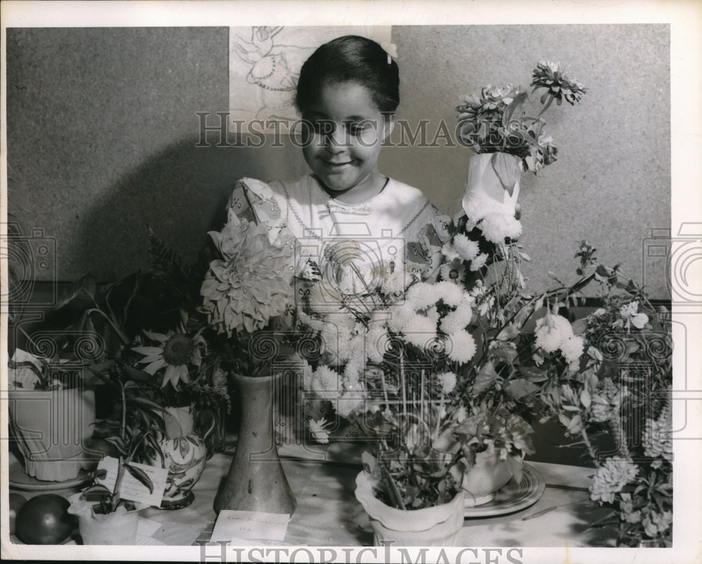 1950 Press Photo Margaret Smith with flowers at Dike school in Cleveland