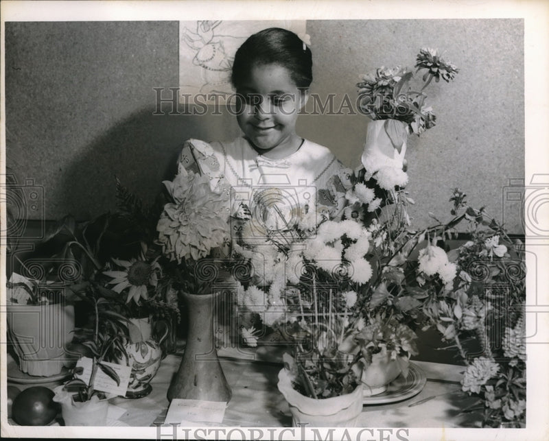 Load image into Gallery viewer, 1950 Press Photo Margaret Smith with flowers at Dike school in Cleveland
