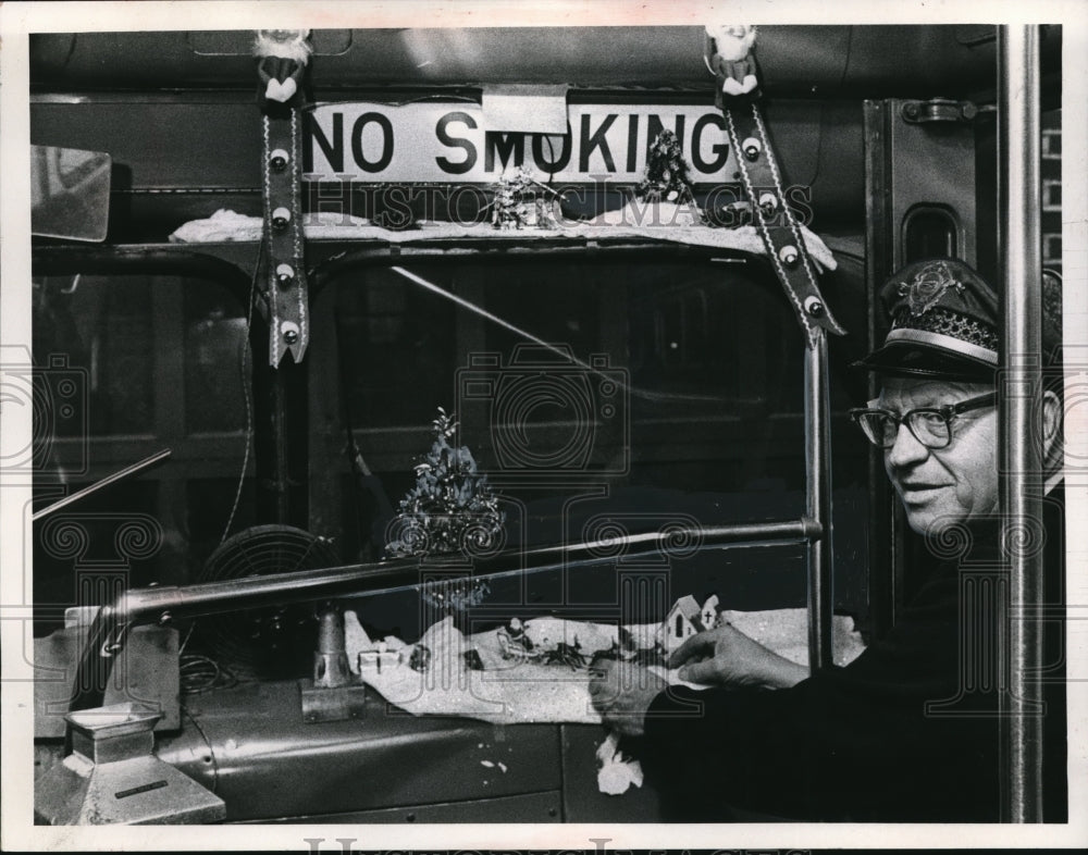 Press Photo Todd Martin N Olmstead bus driver in Ohio with Xmas decorations