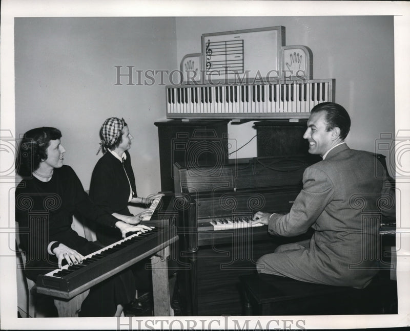 Load image into Gallery viewer, 1949 Press Photo NYC Orchestra leader Eddy Duchin at piano with students
