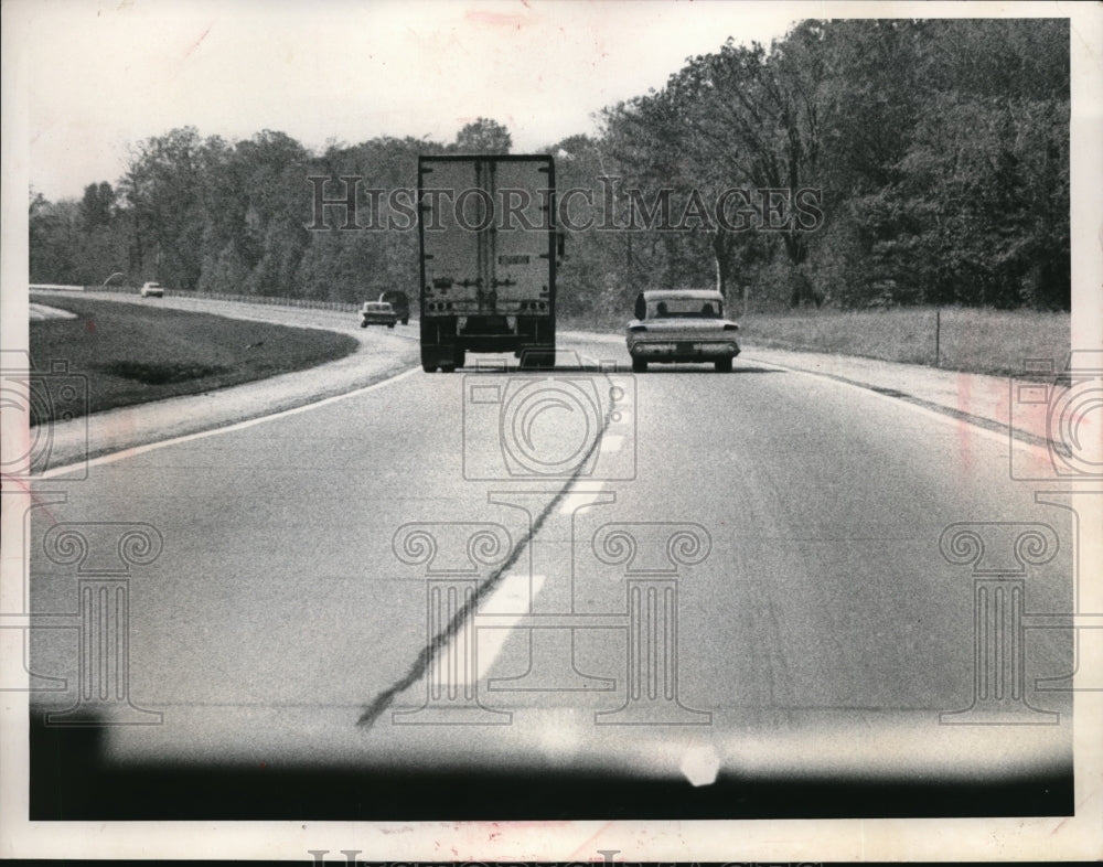 1964 Press Photo Ohio-Turnpike-Trucks- Historic Images