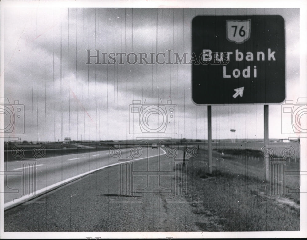 1964 Press Photo Deceleration lane at Ohio Turnpike- Historic Images