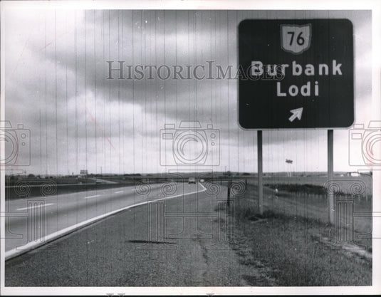 1964 Press Photo Deceleration lane at Ohio Turnpike- Historic Images
