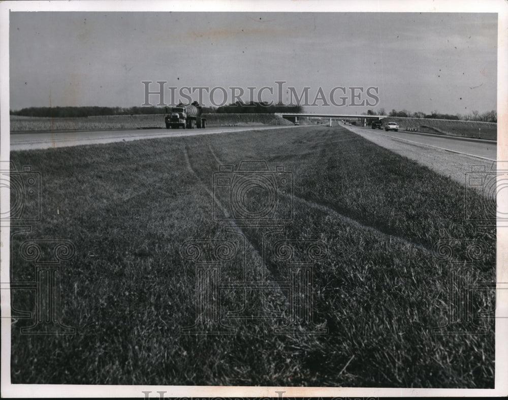 1958 Press Photo Ohio turnpike medial strip