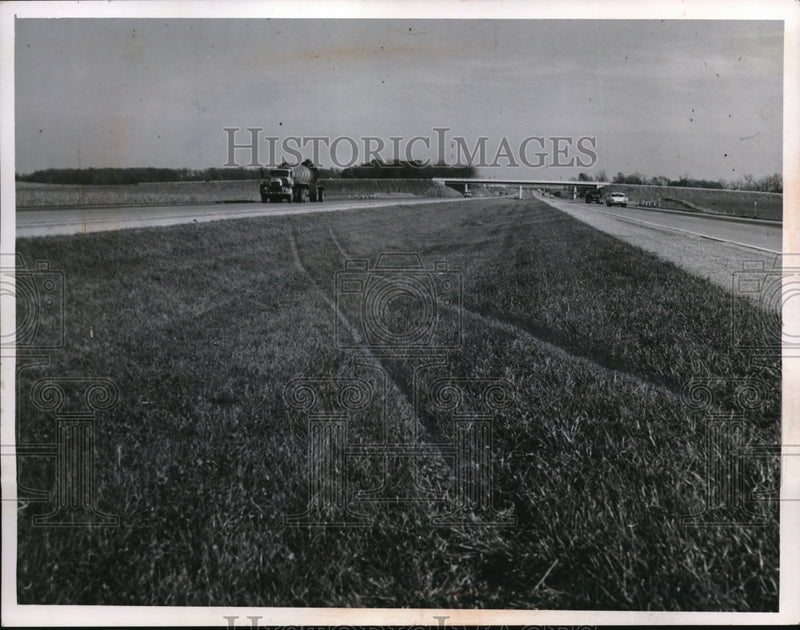 Load image into Gallery viewer, 1958 Press Photo Ohio turnpike medial strip
