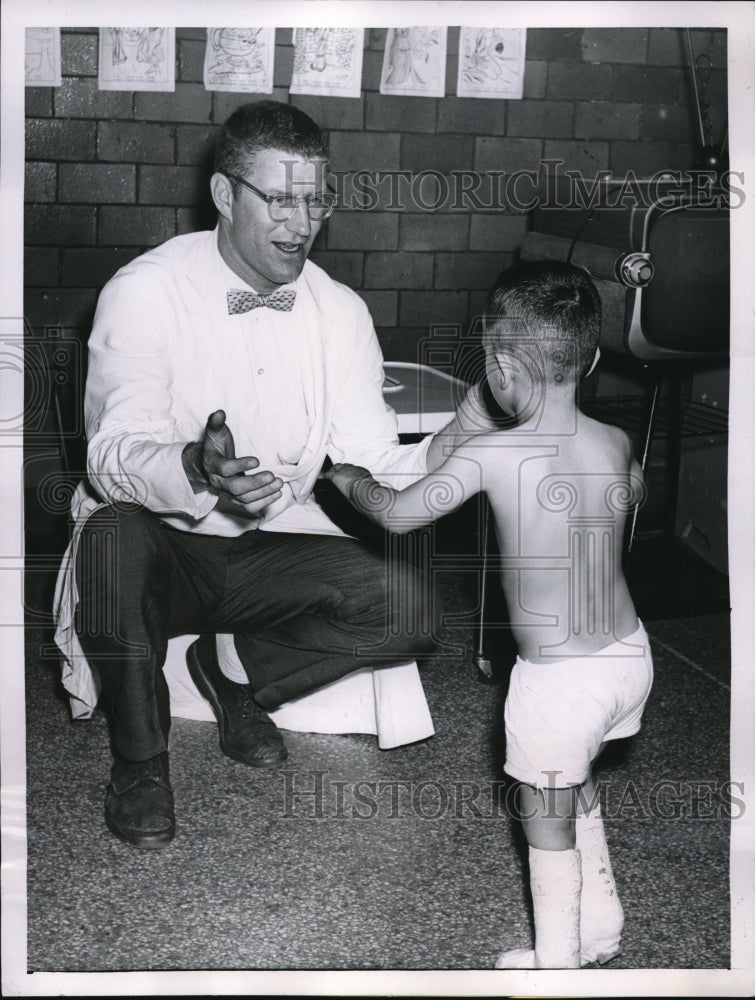 Load image into Gallery viewer, 1962 Press Photo Dr William McCall former Chicago Bears End
