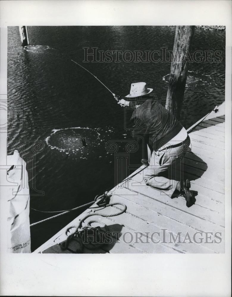 1960 Press Photo Marine Electronic Engineer Murray Lamb Tests De Icing System