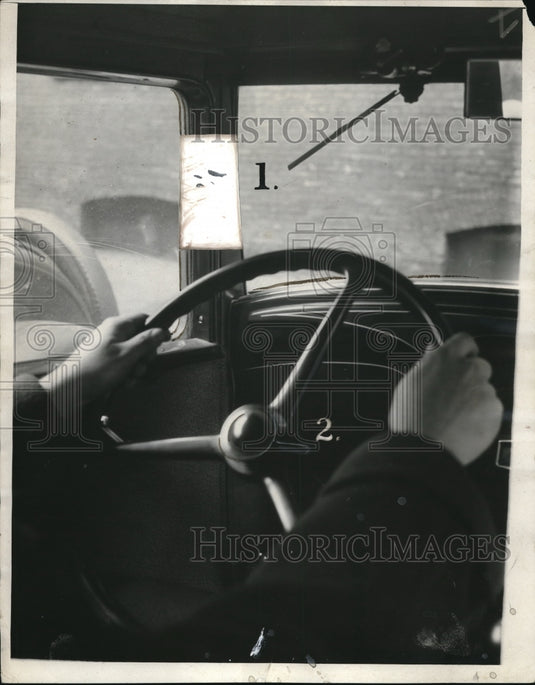 1932 Press Photo IINSIDE OF CAR- Historic Images
