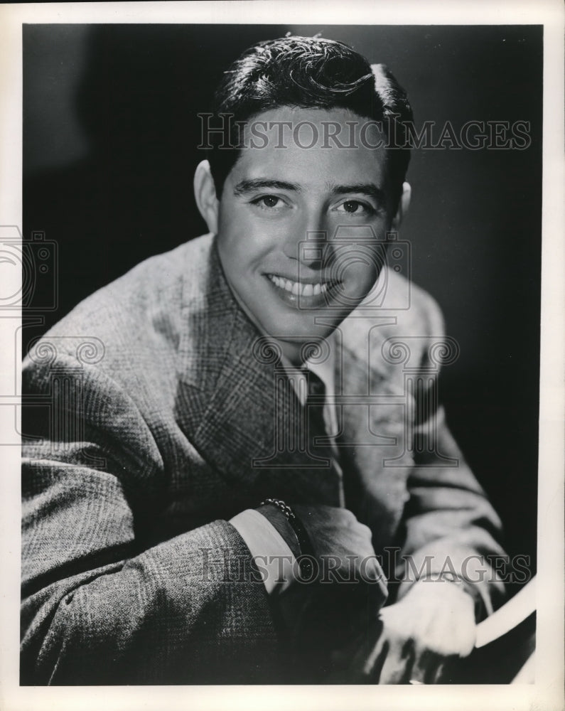 1947 Press Photo The star of the program your hit parade, Andy Russell